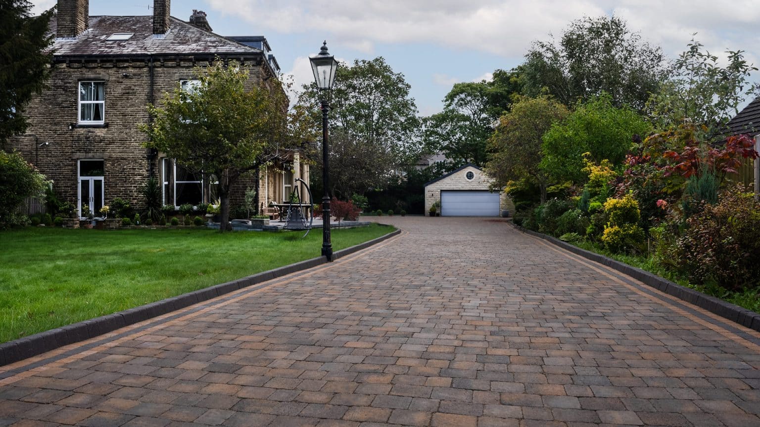 How to choose and install kerbs for your driveway or patio